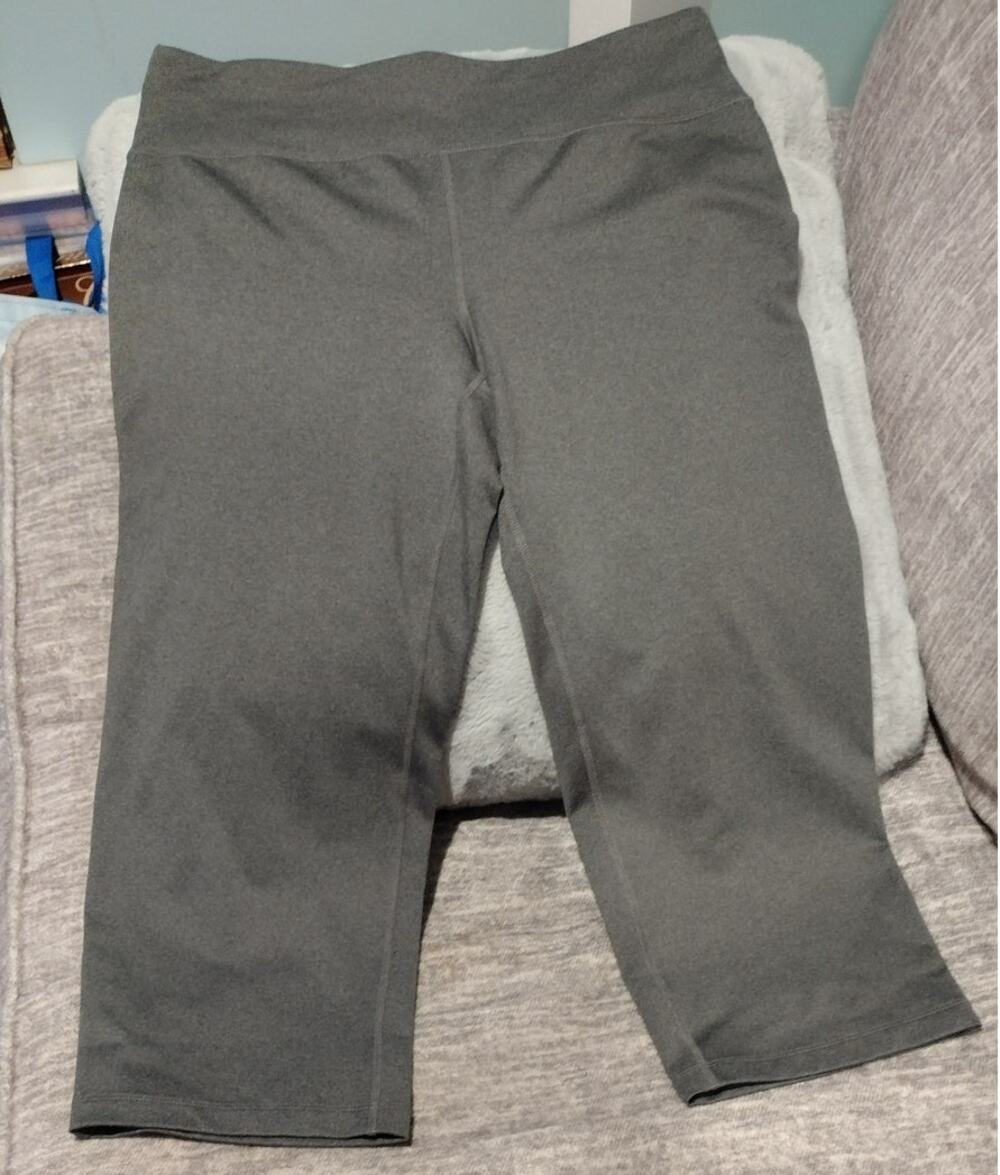 Lands' End Gray Capri Leggings Med (10-12) Athleisure Yoga Workout Lounge Gym